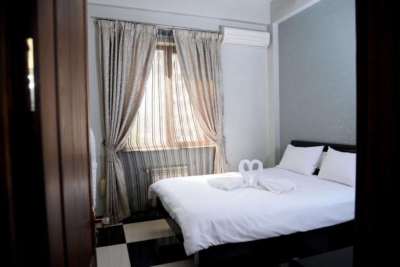 Royal Plus Hotel เยเรวาน ภายนอก รูปภาพ