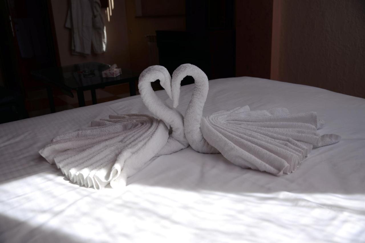 Royal Plus Hotel เยเรวาน ภายนอก รูปภาพ