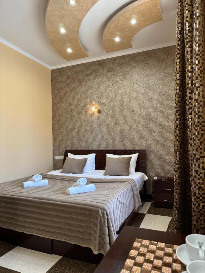 Royal Plus Hotel เยเรวาน ภายนอก รูปภาพ