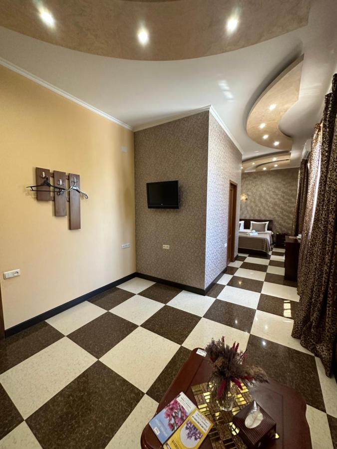 Royal Plus Hotel เยเรวาน ภายนอก รูปภาพ