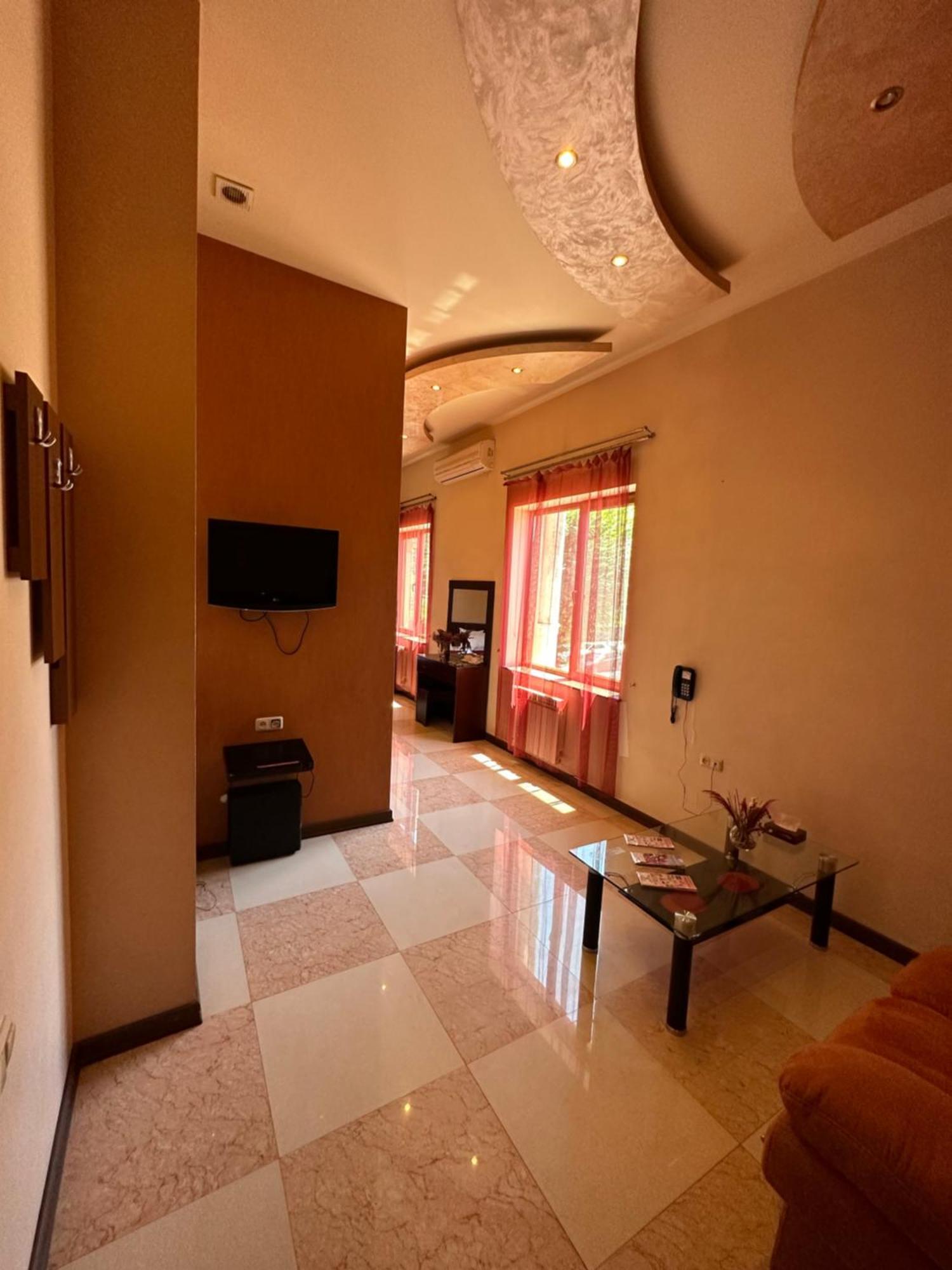 Royal Plus Hotel เยเรวาน ภายนอก รูปภาพ