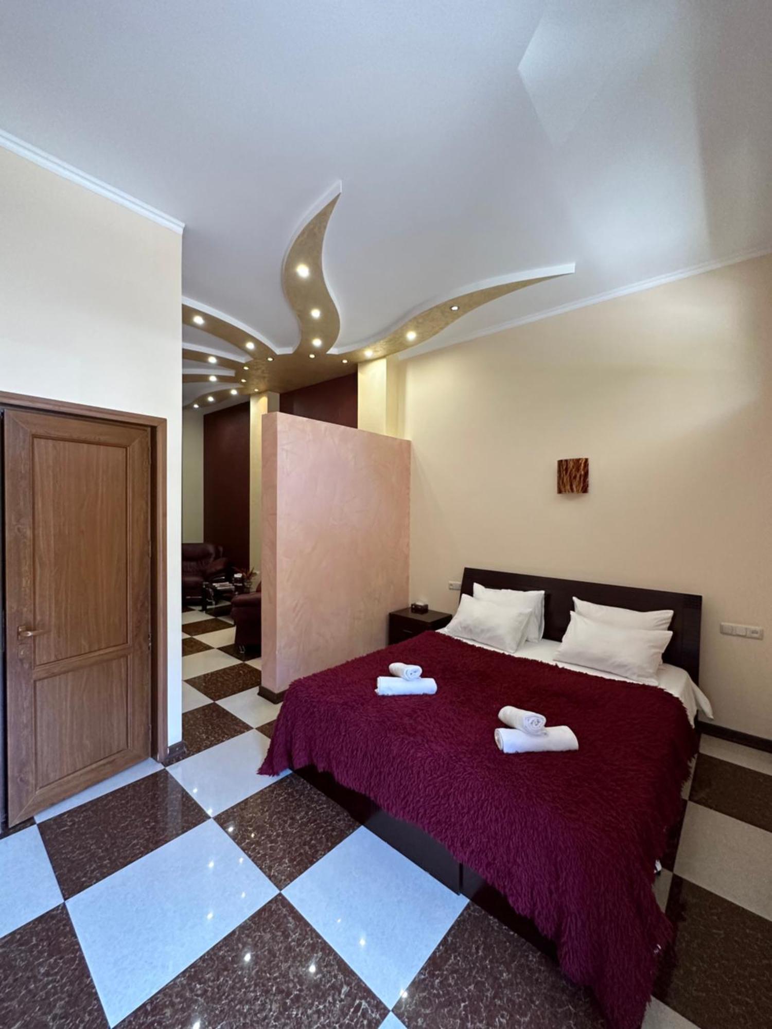 Royal Plus Hotel เยเรวาน ภายนอก รูปภาพ